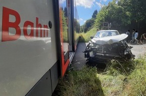 Bundespolizeidirektion Sankt Augustin: BPOL NRW: Zug kollidiert mit PKW am Bahnübergang in Burbach - Bundespolizei nimmt Ermittlungen auf