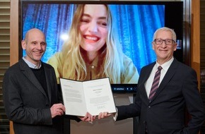 Stiftung Ravensburger Verlag: Autorin Dana Vowinckel und Initiative gegen Fake News in Berlin ausgezeichnet