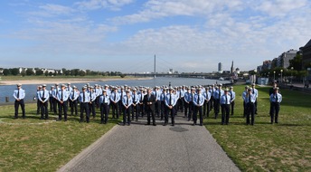 Polizei Düsseldorf: POL-D: Foto zum heutigen Termin - Willkommen in Düsseldorf; aber mit Abstand - Polizeipräsident Norbert Wesseler begrüßt 214 Polizeibeamtinnen und -beamte