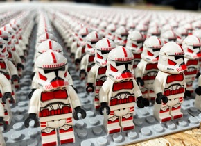 Stars-Wars-Tag 2024 – 53.900 LEGO®-Minifiguren holen RID-Weltrekord zu JB Spielwaren nach Oberhausen