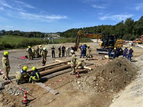 FW Konstanz: Gemeinsame Übung - Tiefbauunfall auf einer Baustelle