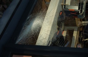 Polizeiinspektion Nienburg / Schaumburg: POL-STH: Beschädigte Schaufensterscheibe an Küchenstudio in Stadthagen