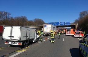 Feuerwehr Oberhausen: FW-OB: Schwerer Verkehrsunfall auf der BAB A 2 Duisburger Feuerwehreinheiten und der Rettungshubschrauber unterstützen im Oberhausener Stadtgebiet