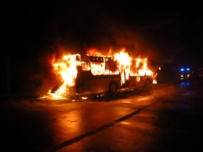 FW-WRN: Feuer_2 - brennt Bus