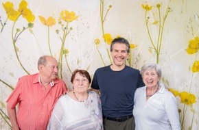 Lichtblick Seniorenhilfe e.V.: TV-B&ouml;sewicht aus "Rote Rosen" hilft bed&uuml;rftigen Rentnern: Schauspieler Florian Odendahl tauscht Filmset gegen Lichtblick-B&uuml;ro