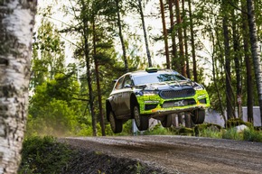 Rallye Finnland: Sami Pajari fliegt im Škoda Fabia RS Rally2 zu seinem ersten WRC2-Laufsieg