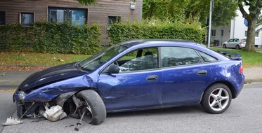 Kreispolizeibehörde Herford: POL-HF: Verkehrsunfall beim Abbiegen - VW stößt gegen Mazda