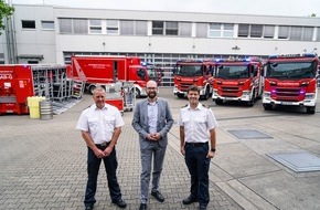 Feuerwehr Bochum: FW-BO: Fahrzeugübergabe an die Feuerwehr Bochum