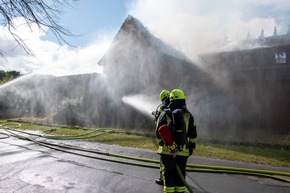 FW-RD: Feuer zerstört Wohnhaus in Nortorf - rund 100 Einsatzkräfte im Einsatz