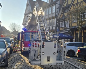 FW Celle: Starke Rauchentwicklung aus Fachwerkhaus in der Celler Altstadt - Feuer in einem Keller am ersten Weihnachtstag!