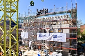 Meyer Projektentwicklung GmbH: Richtfest am Vogelsang in Hittfeld: Meyer Projektentwicklung realisiert 36 Wohnungen in zentraler Lage