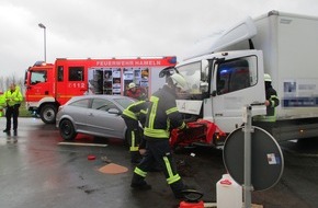Polizeiinspektion Hameln-Pyrmont/Holzminden: POL-HM: Drei Verletzte nach Kollision zwischen Lkw und Pkw