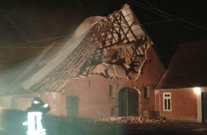 Polizeiinspektion Cuxhaven: POL-CUX: Giebelwand einer Scheune eingestürzt + Dach von Hochhaus herabgefallen - parkende Pkw beschädigt + Bäume auf Fahrbahn
