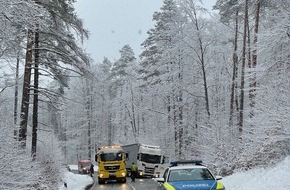 Polizeipräsidium Westpfalz: POL-PPWP: Schnee: Lastwagen steckt fest