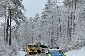 Polizeipräsidium Westpfalz: POL-PPWP: Schnee: Lastwagen steckt fest
