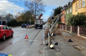Polizeidirektion Ludwigshafen: POL-PDLU: Speyer - LKW mit Kranaufbau beschädigt Ampel