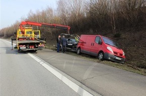 Verkehrsdirektion Koblenz: POL-VDKO: Bergungsarbeiten / Verkehrsbehinderungen nach Verkehrsunfall mit Pkw-Gespann