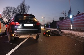 Polizei Mettmann: POL-ME: Rollerfahrer stürzt und rutscht unter Porsche - schwer verletzt - Langenfeld - 2401077