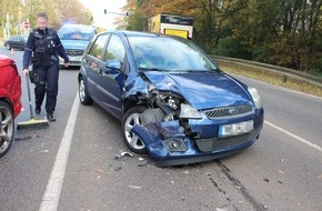 Polizei Mettmann: POL-ME: Auffahrunfall vor Ampel: Drei Autos beschädigt - Langenfeld - 2311015