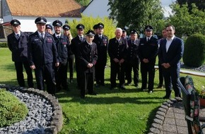 Freiwillige Feuerwehr Lügde: FW Lügde: Ehrenurkunde für 80-jährige Mitgliedschaft in der Feuerwehr - Besondere Ehrung für den 97 Jährigen August Moseke aus Niese