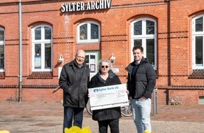 Sylt Marketing GmbH: Spende für das Sylter Archiv