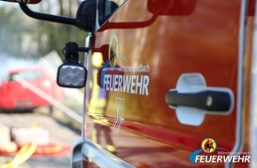 Feuerwehr Mönchengladbach: FW-MG: Wasserrohrbruch bricht Straßenbelag auf