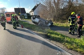 Polizei M&ouml;nchengladbach: POL-MG: PKW &uuml;berschl&auml;gt sich nach Zusammensto&szlig; und bleibt auf dem Dach liegen