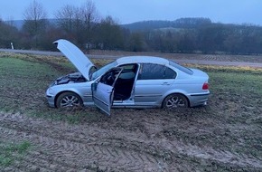 Polizeiinspektion Lauterecken: POL-PILEK: Auto &uuml;berschl&auml;gt sich auf nasser Fahrbahn