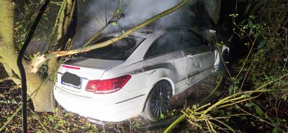 Freiwillige Feuerwehr Bad Oeynhausen: FW Bad Oeynhausen: Verkehrsunfall - Alleinunfall eines PKW