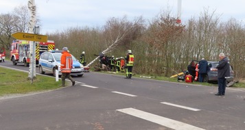 Polizeiinspektion Stade: POL-STD: Zwei Autoinsassen bei Unfall in Estorf schwer verletzt