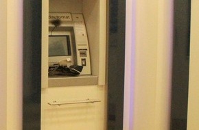 Polizei Rheinisch-Bergischer Kreis: POL-RBK: Overath - Einbrecher scheitern am Geldautomaten