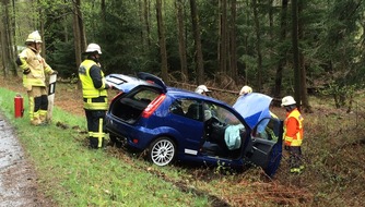 Feuerwehr Stolberg: FW-Stolberg: "Schwindelfreier Hund"  /  Verkehrsunfall mit zwei Verletzten