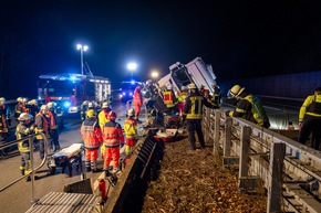 FW Porta Westfalica: 16.12.2025 - BAB2: Schwerer LKW-Unfall / 1 lebensgef&auml;hrlich verletzte Person