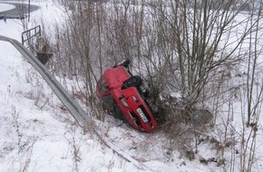 Polizeiinspektion Hameln-Pyrmont/Holzminden: POL-HOL: Bundesstraße 83- Höhe Ortsumgehung Pegestorf: Die Schneeverhältnisse fordern weiterhin Tribut - 25jährige Fahrerin leicht verletzt - PKW Totalschaden