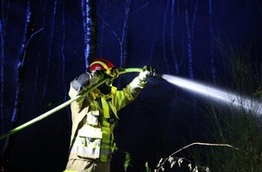 Feuerwehr D&uuml;sseldorf: FW-D: Folgemeldung 1: &Uuml;ber&ouml;rtliche Hilfe bei Waldbr&auml;nden - Feuerwehr D&uuml;sseldorf unterst&uuml;tzt mit weiteren Feuerwehren in D&uuml;ren