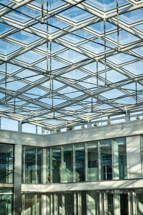 Munich: 950 m² LAMILUX Glass Roof PR60 in NEWTON office building of TÜV Süd Group