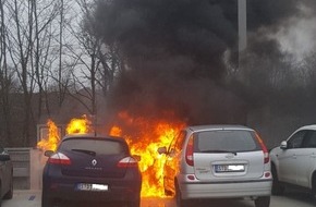 Polizeiinspektion Stade: POL-STD: PKW auf Stader Parkhausdeck ausgebrannt - zwei weitere Autos beschädigt