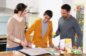 Initiative "Mülltrennung wirkt": Umweltfreundliche Weihnachtsbackstube: Leere Mehltüten, Backpapier & Co. richtig entsorgen