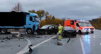 Kreispolizeibehörde Höxter: POL-HX: Unfall auf der B64 mit drei Fahrzeugen