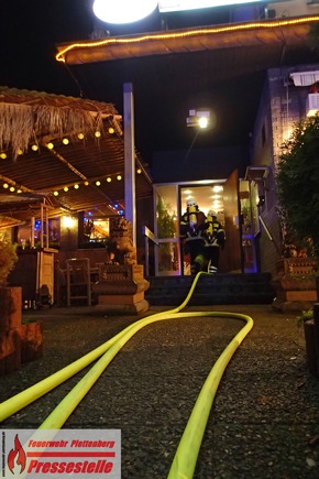 FW-PL: OT-Böddinghausen. Brand in der Küche eines Restaurants. Feuer breitete sich auf Absauganlage aus.