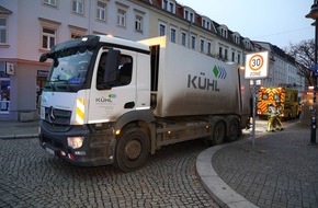 Feuerwehr Dresden: FW Dresden: Personenrettung aus Müllfahrzeug
