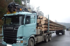 Polizeipräsidium Trier: POL-PPTR: Holztransporter deutlich überladen - Polizei stoppt Langholztransporter mit 55 Tonnen Gesamtgewicht