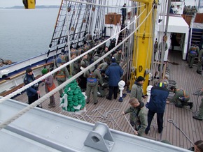 Deutsche Marine - Pressemeldung (Report): Zu Weihnachten &quot;beißen Marinesoldaten die Zähne zusammen&quot;