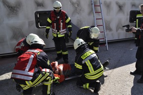 FW-KLE: Freiwillige Feuerwehr Bedburg-Hau simuliert Busunfall mit 15 Verletzten