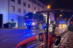 Feuerwehr Dresden: FW Dresden: Adventskranz gerät in Brand - starke Rauchentwicklung in einem Wohn- und Geschäftsgebäude