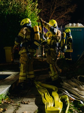 FW Wachtberg: Verunfallte Person und Brand in der Dusche. Ein Übungsabend im Berkumer Hallenbad