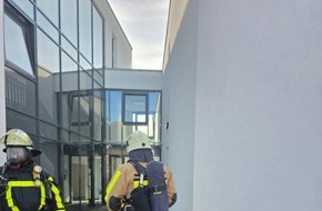 Feuerwehr Grevenbroich: FW Grevenbroich: Zimmerbrand in Frimmersdorf - Feuerwehr rettet Frau aus verrauchter Wohnung