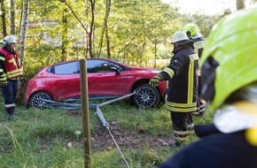 Feuerwehr Flotwedel: FW Flotwedel: Auto droht in Graben zu stürzen
