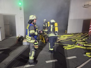 FW-AR: Löschzug Bruchhausen/Niedereimer trainiert Ernstfall mit Betriebsfeuerwehr