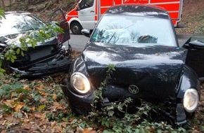 Polizei Minden-Lübbecke: POL-MI: Auto schleudert in den Gegenverkehr - Zwei Frauen verletzt